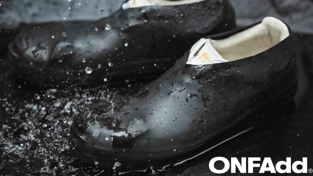 世界初！ONFAddがスニーカーを雨から守る、履くレインウェア「Rain Socks」をリリース