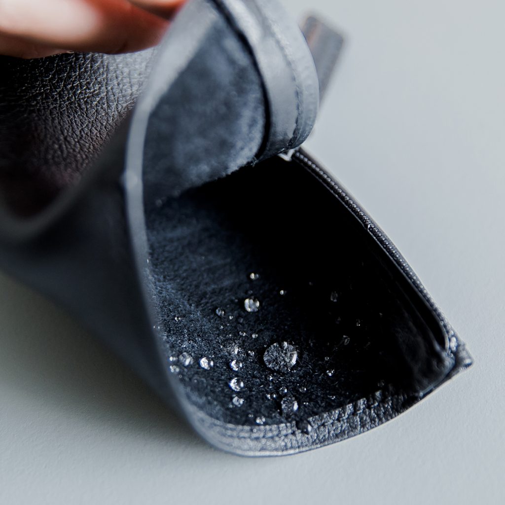 高度な防水性を実現する「防水シュリンクレザー」