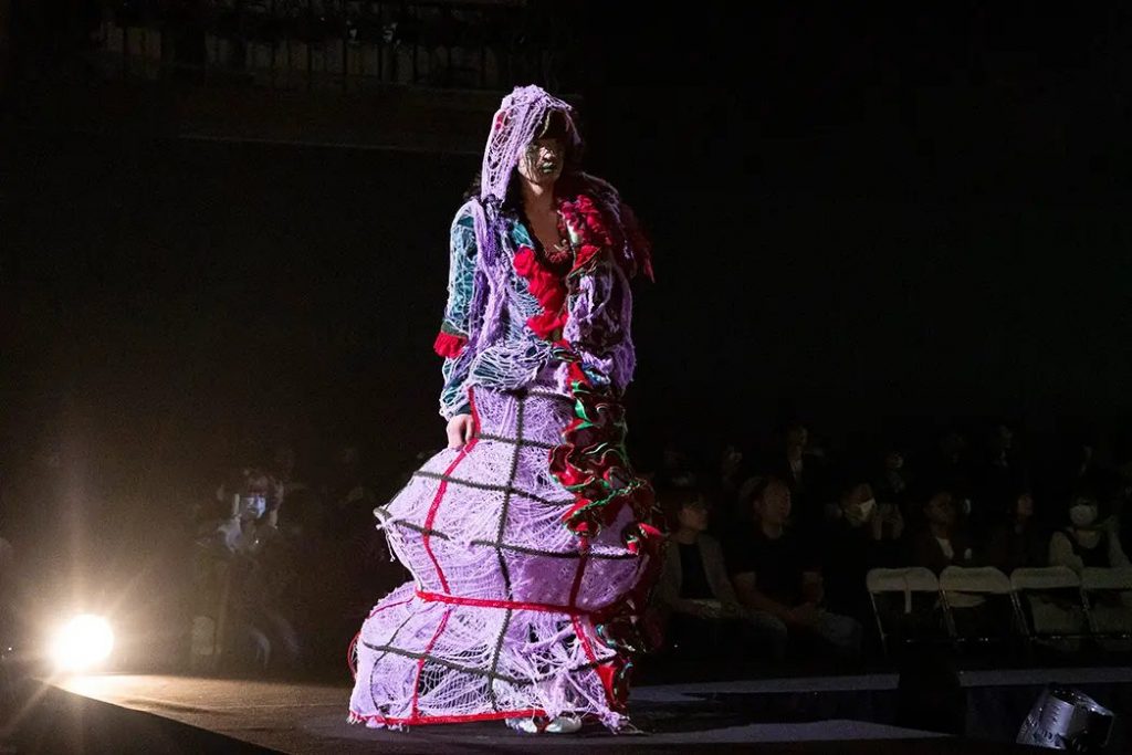 文化服装学院、4年ぶりに通常開催となる文化祭を開催。SHINDOコラボのファッションショーでグランプリ受賞者が決定。